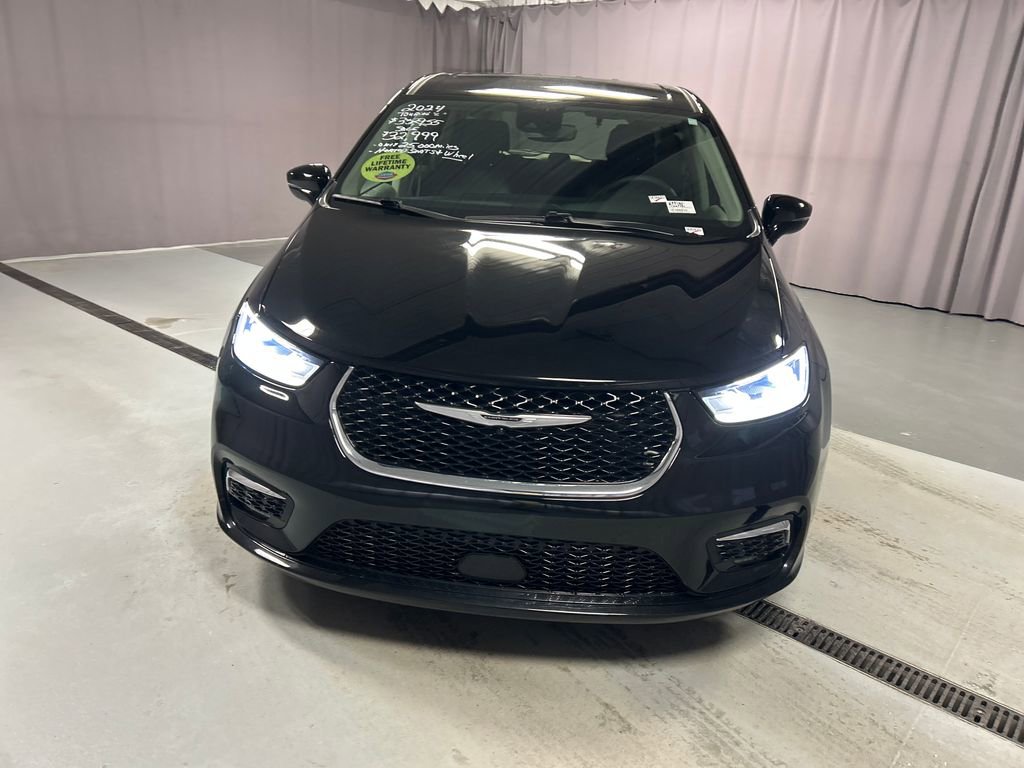 Used 2024 Chrysler Pacifica Touring-L FWD video 2