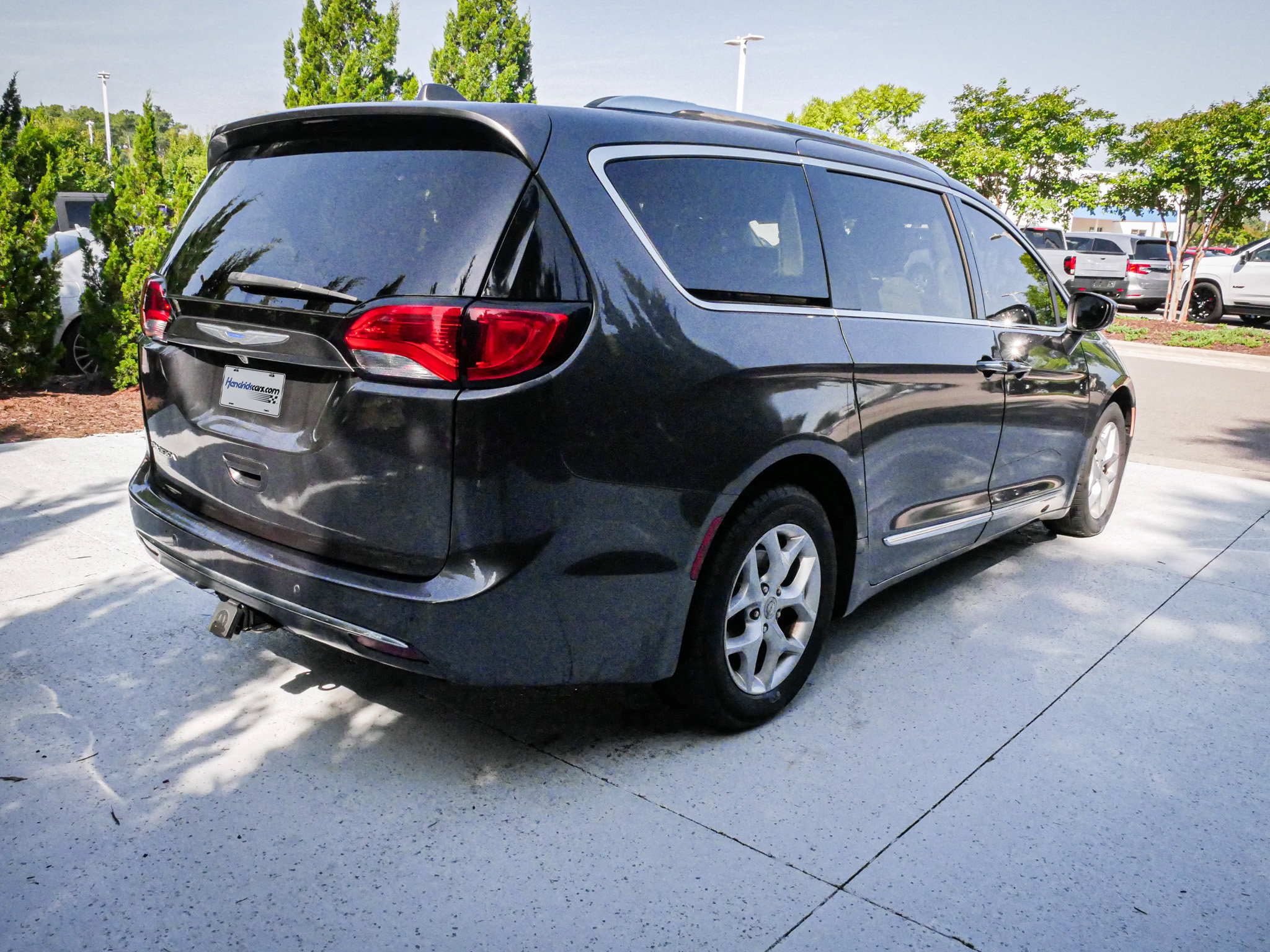 Used 2018 Chrysler Pacifica Touring-L Plus w/ Tire & Wheel Group FWD image 10