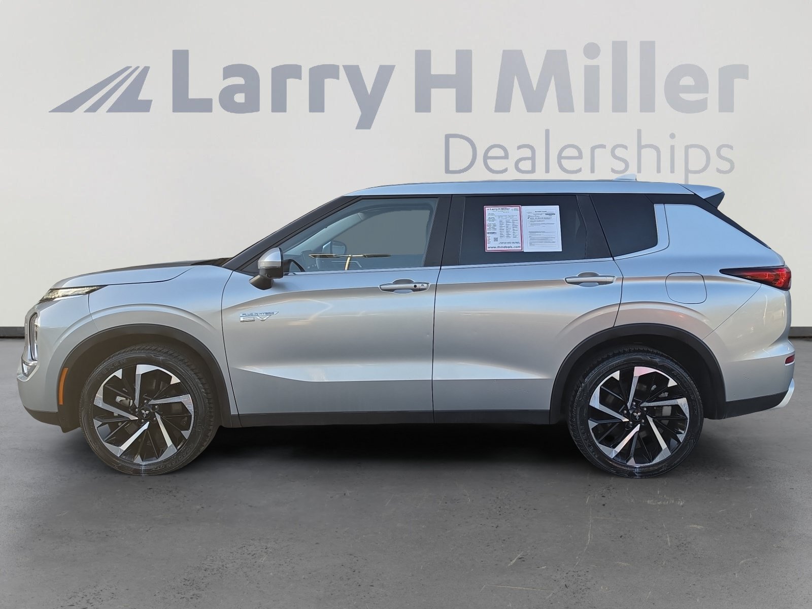 Used 2024 Mitsubishi Outlander 4WD Plug-In Hybrid image 2