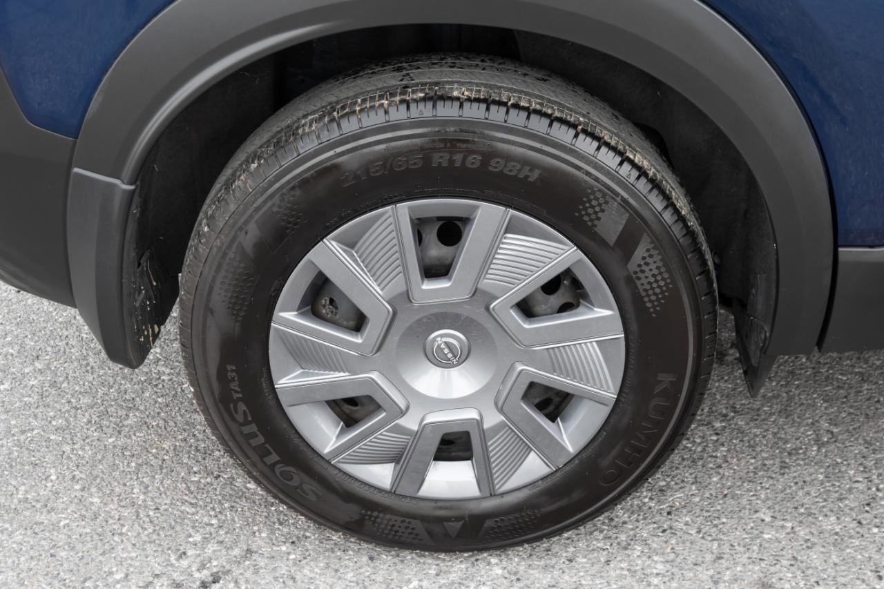 Used 2025 Nissan Kicks S w/ Charging Package FWD image 14
