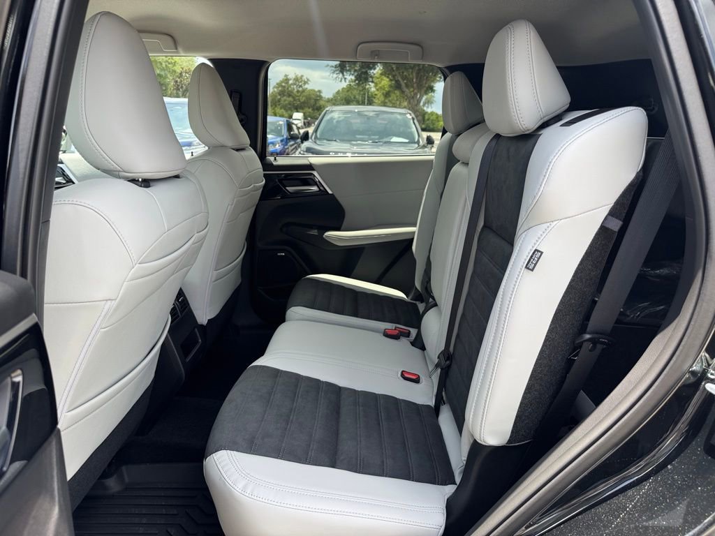 New 2025 Mitsubishi Outlander SE image 15