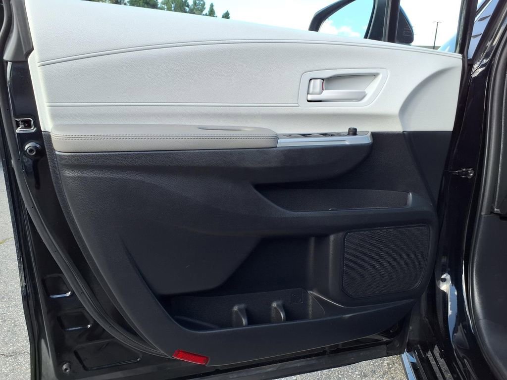 Used 2025 Toyota Sienna LE image 22