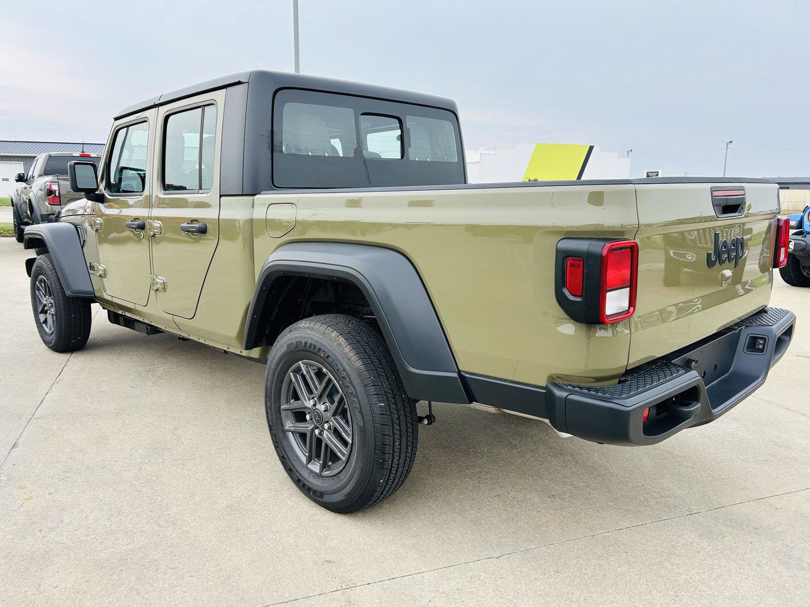 New 2026 Jeep Gladiator Sport AWD/4WD image 32