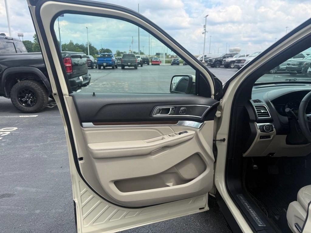 Used 2018 Ford Explorer Limited w/ Ford Safe & Smart Package AWD/4WD image 16