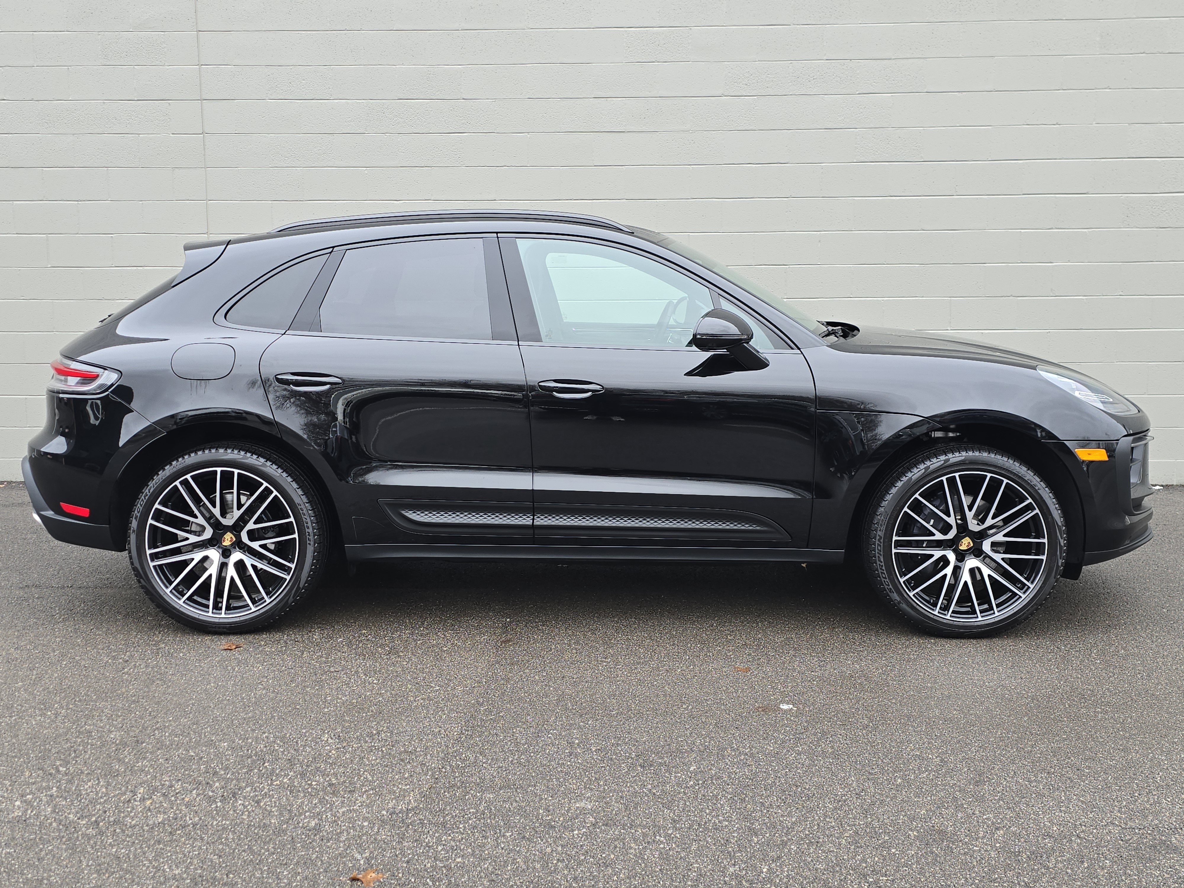 Certified 2025 Porsche Macan image 10