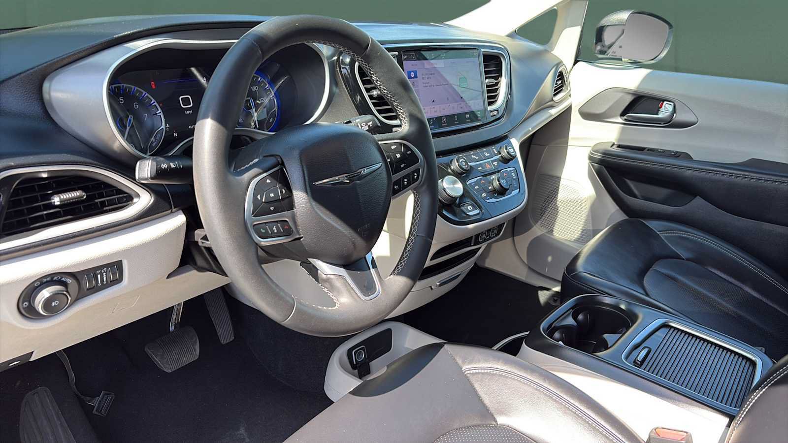 Used 2023 Chrysler Pacifica Touring-L FWD image 13