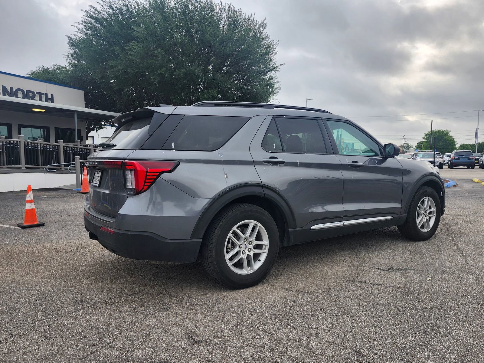 Used 2025 Ford Explorer Active image 3