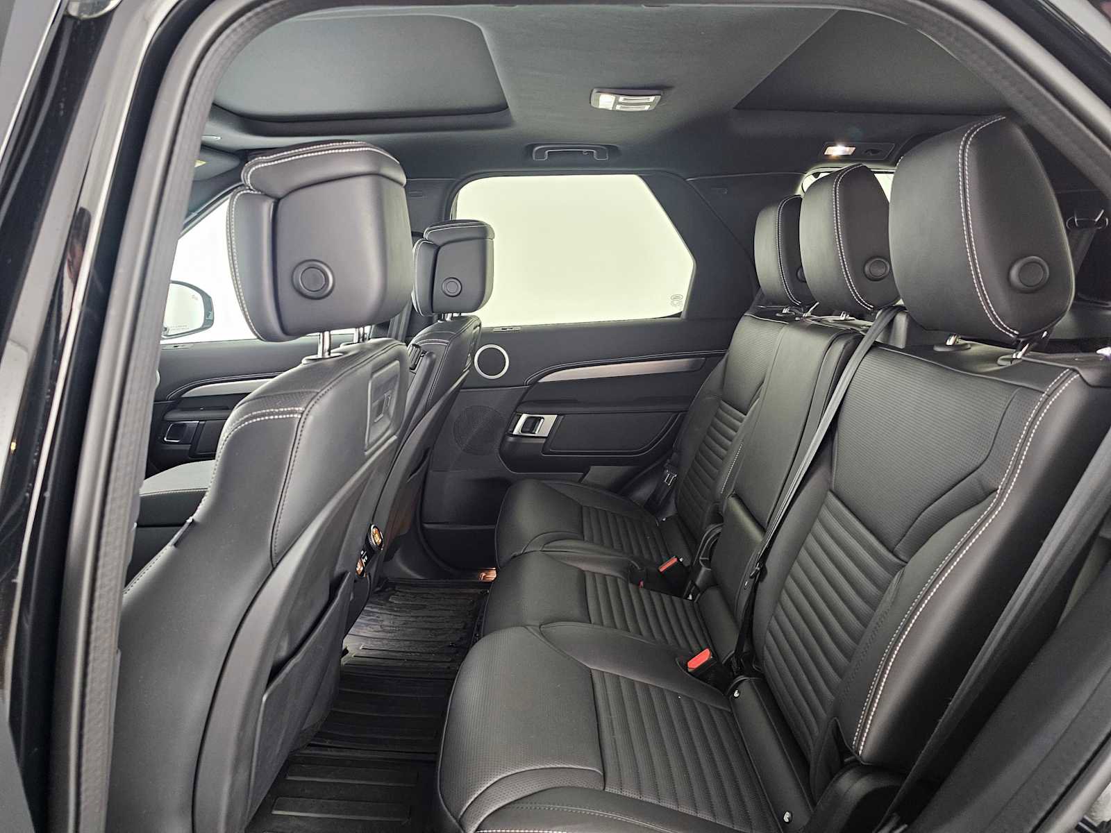 Used 2025 Land Rover Discovery Dynamic SE image 18