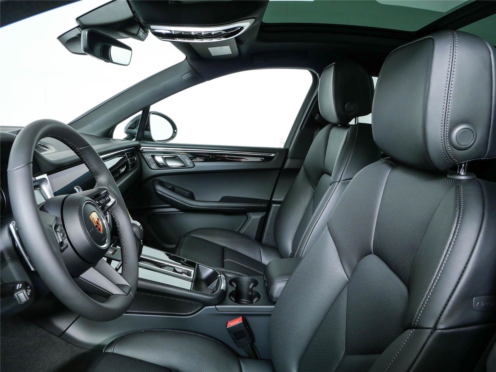Certified 2026 Porsche Macan Turbo AWD/4WD image 5