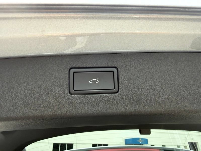 Used 2025 Volkswagen Tiguan SE AWD/4WD image 15