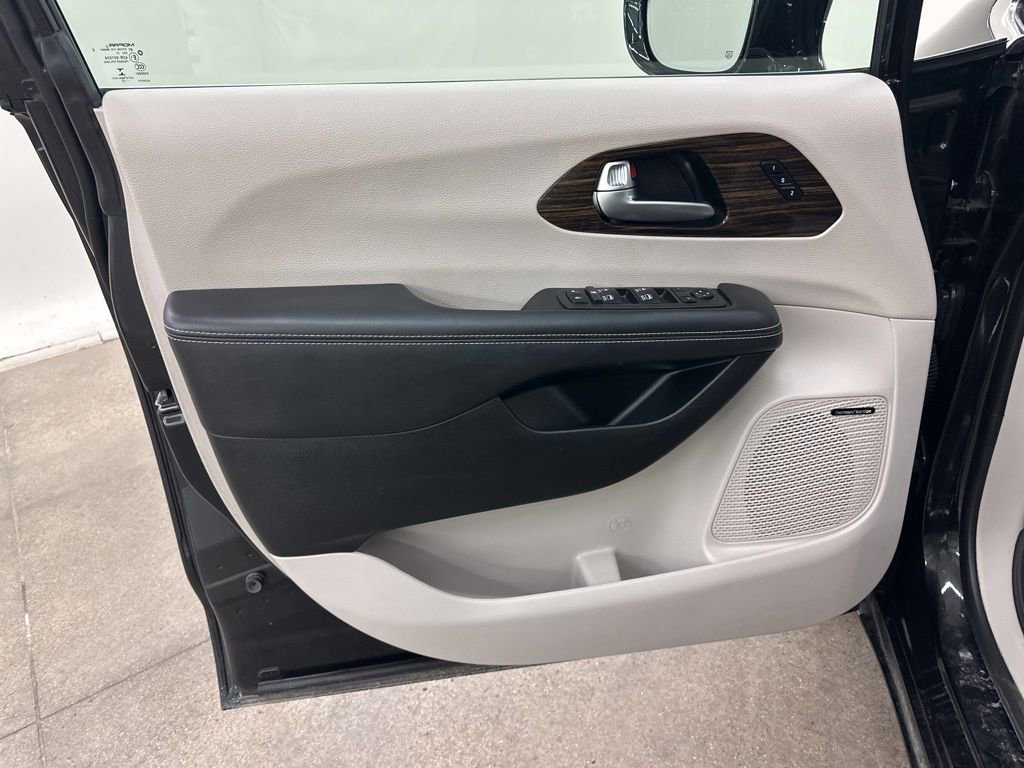 Used 2022 Chrysler Pacifica Limited w/ Uconnect Theater Family Group image 31