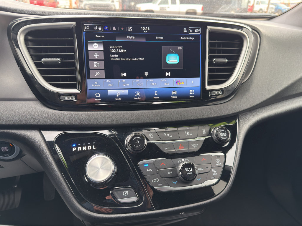 Used 2026 Chrysler Pacifica Select image 19