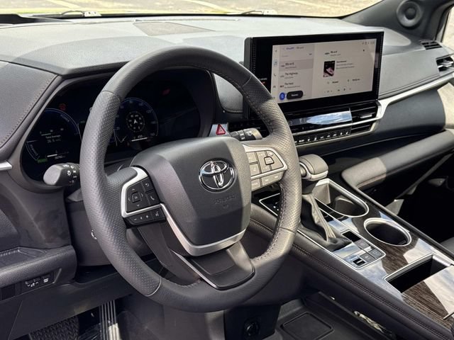 Used 2025 Toyota Sienna Platinum AWD/4WD image 20