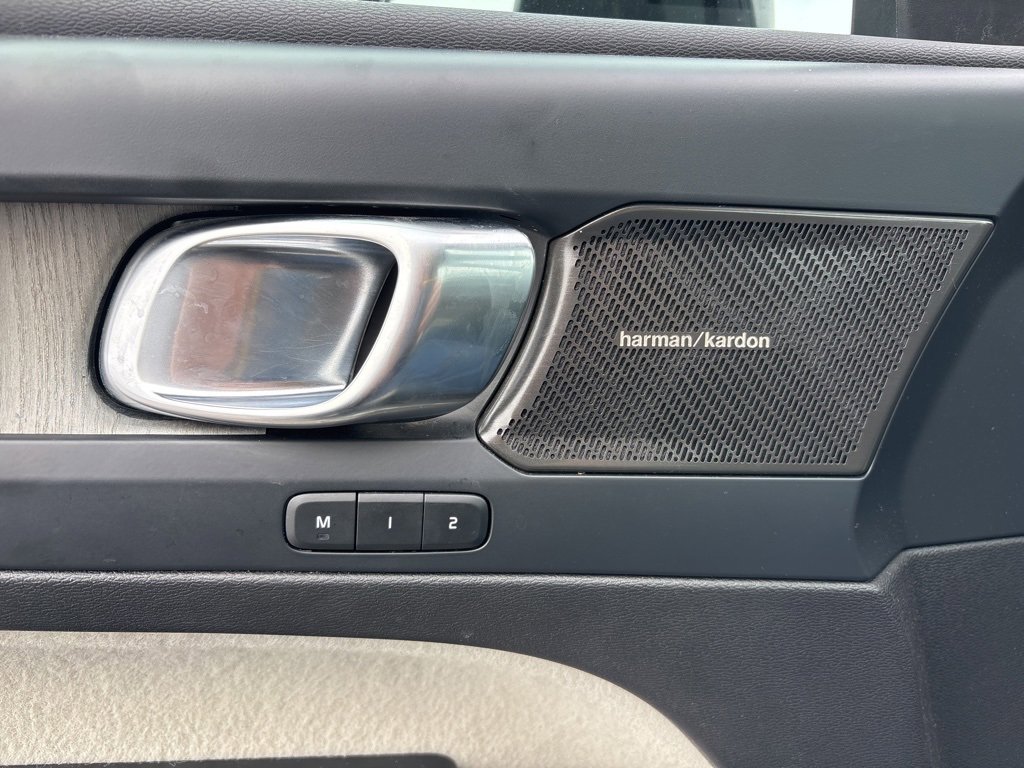 Used 2023 Volvo XC40 B4 Ultimate image 22