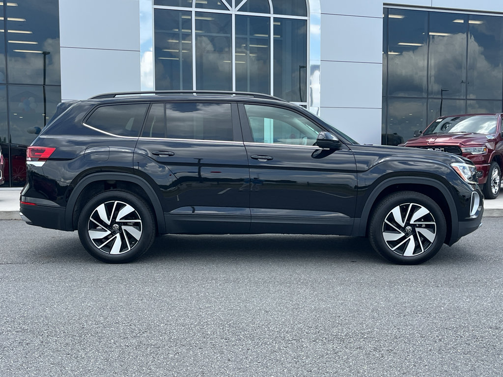 Used 2025 Volkswagen Atlas SE image 2