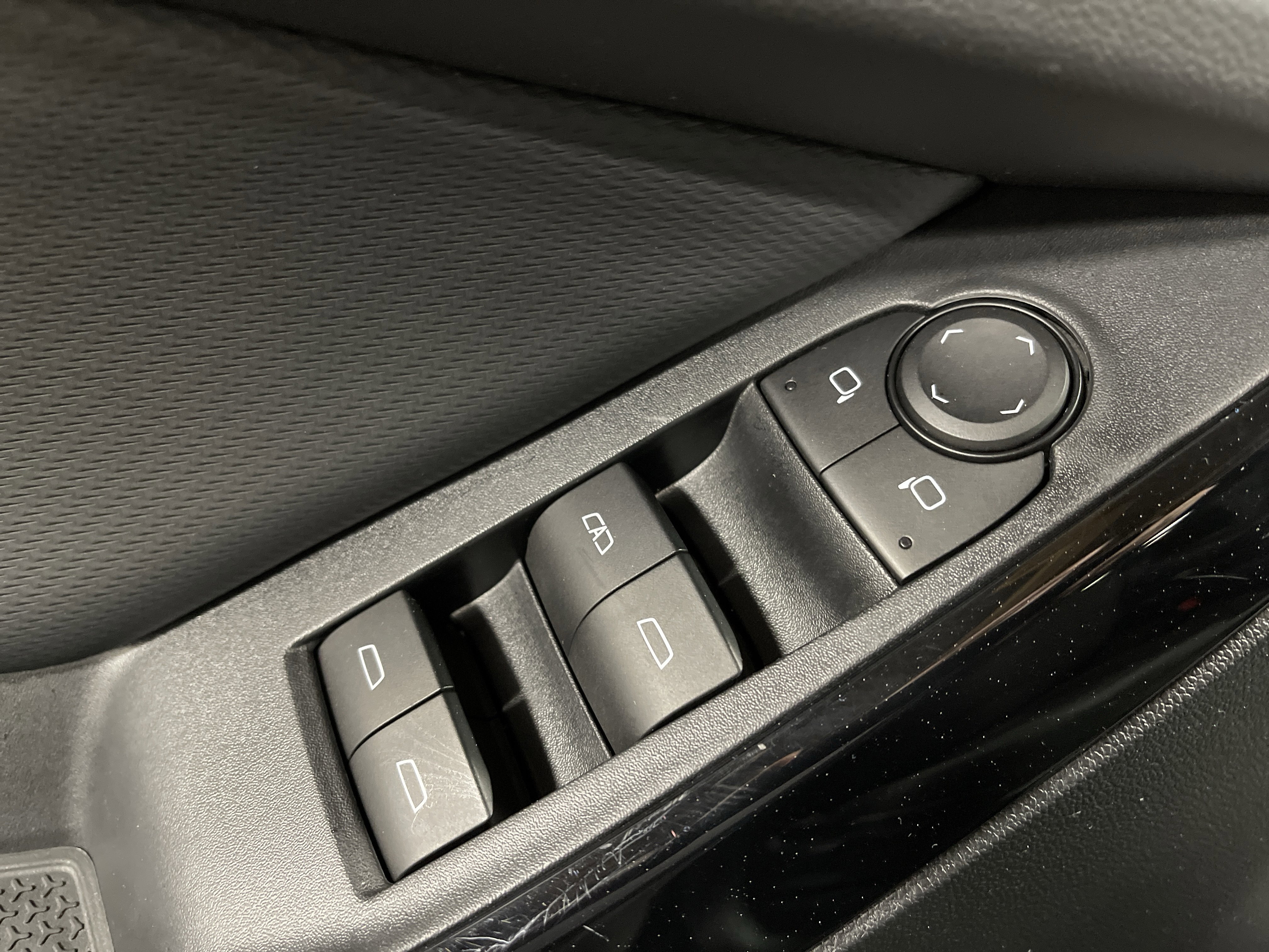 Used 2025 Chevrolet Equinox LT image 8