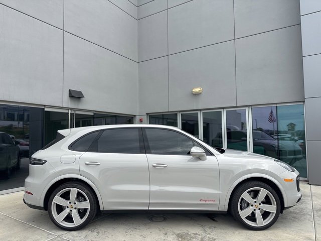 Used 2022 Porsche Cayenne Platinum Edition image 9