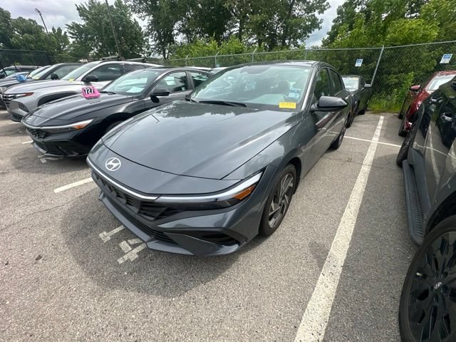Certified 2025 Hyundai Elantra Sport FWD image 2