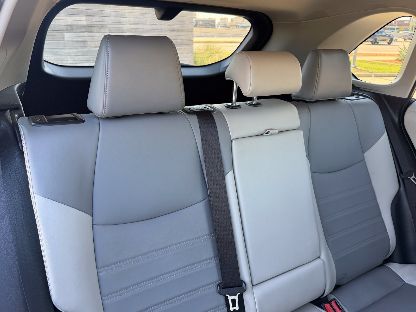 Used 2020 Toyota RAV4 XLE Premium FWD image 38