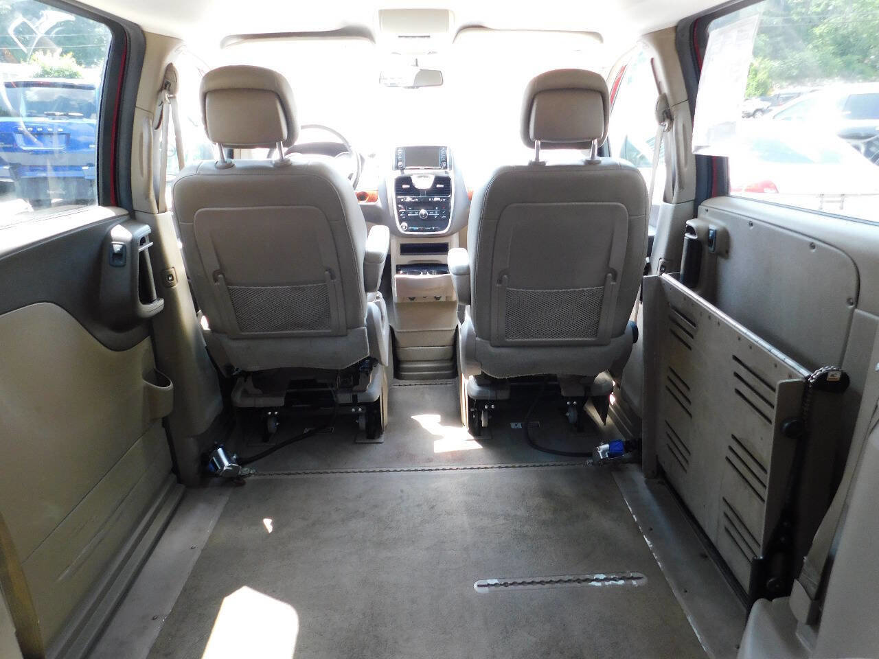 Used 2013 Chrysler Town & Country Touring image 16