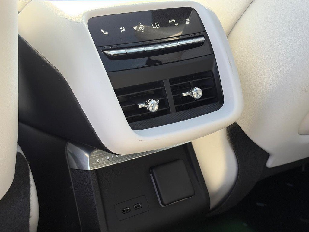Used 2024 Cadillac Lyriq Luxury AWD/4WD image 11