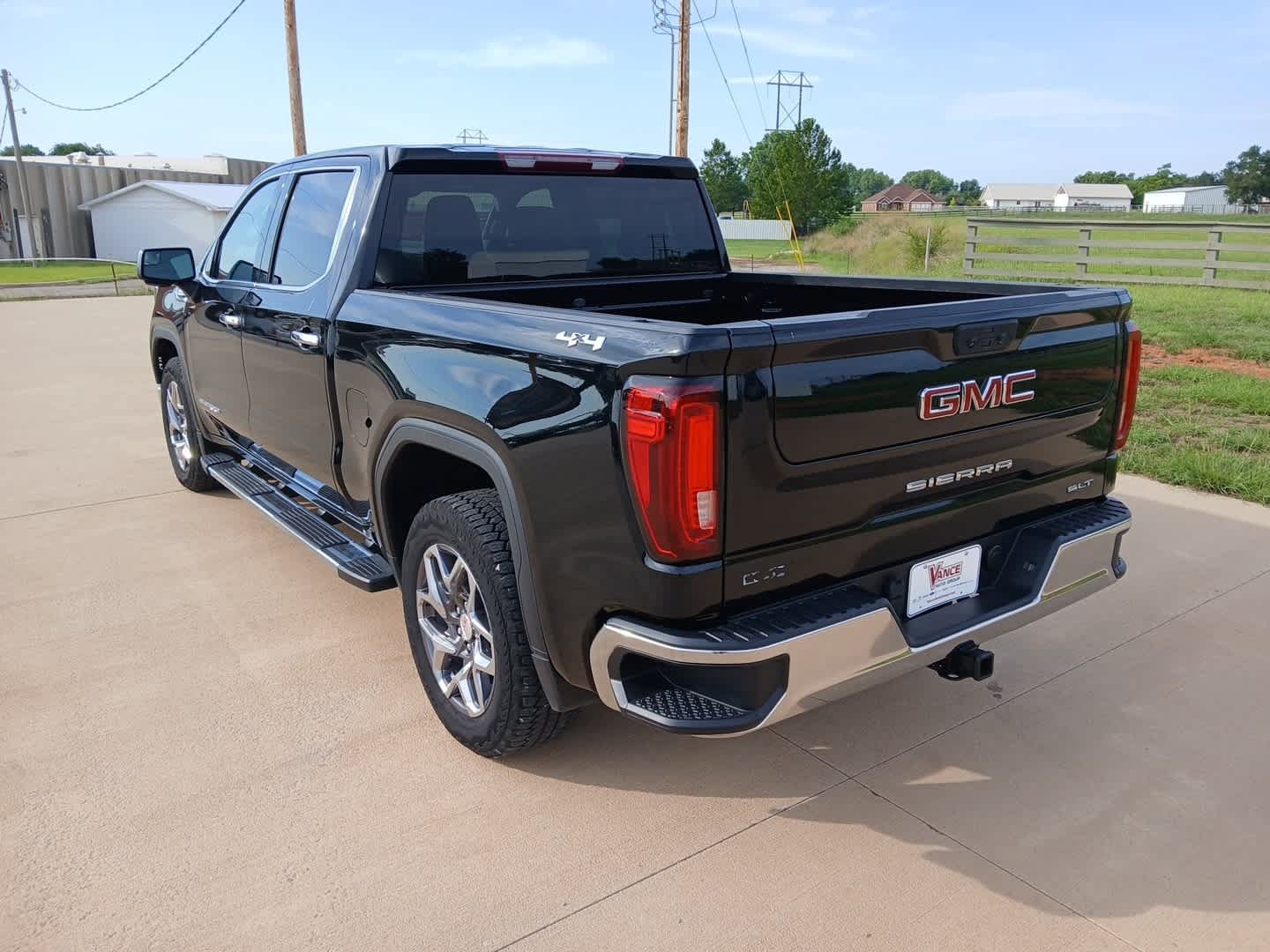 Used 2024 GMC Sierra 1500 SLT w/ SLT Premium Package AWD/4WD image 4