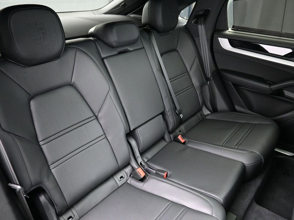 Used 2025 Porsche Cayenne image 29