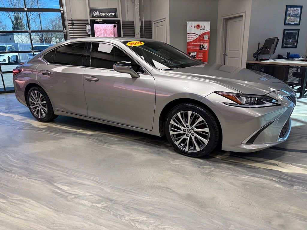 Used 2019 Lexus ES 300h w/ Premium Package image 28
