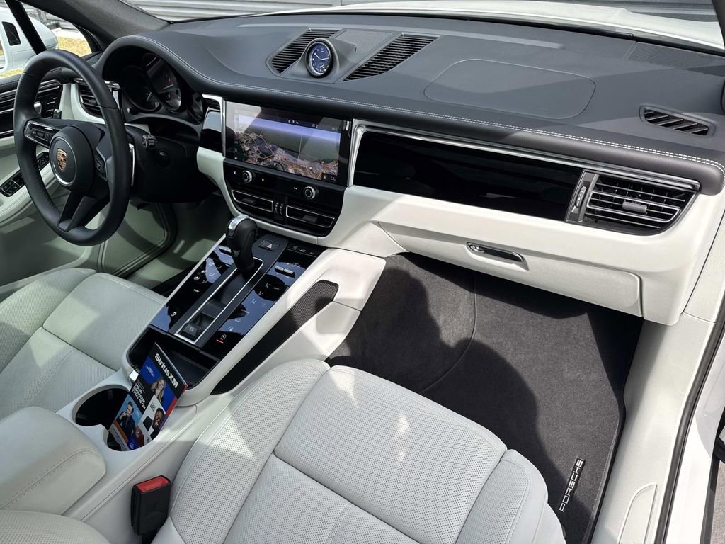 Certified 2025 Porsche Macan image 18