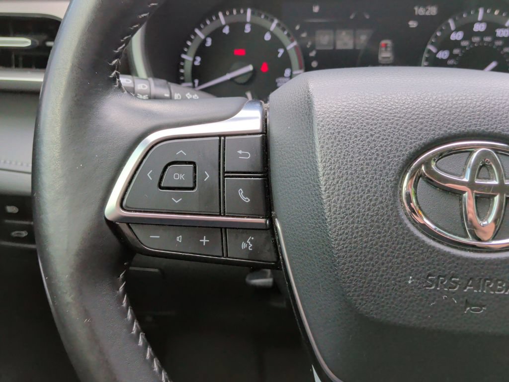 Used 2021 Toyota Highlander XLE FWD image 13