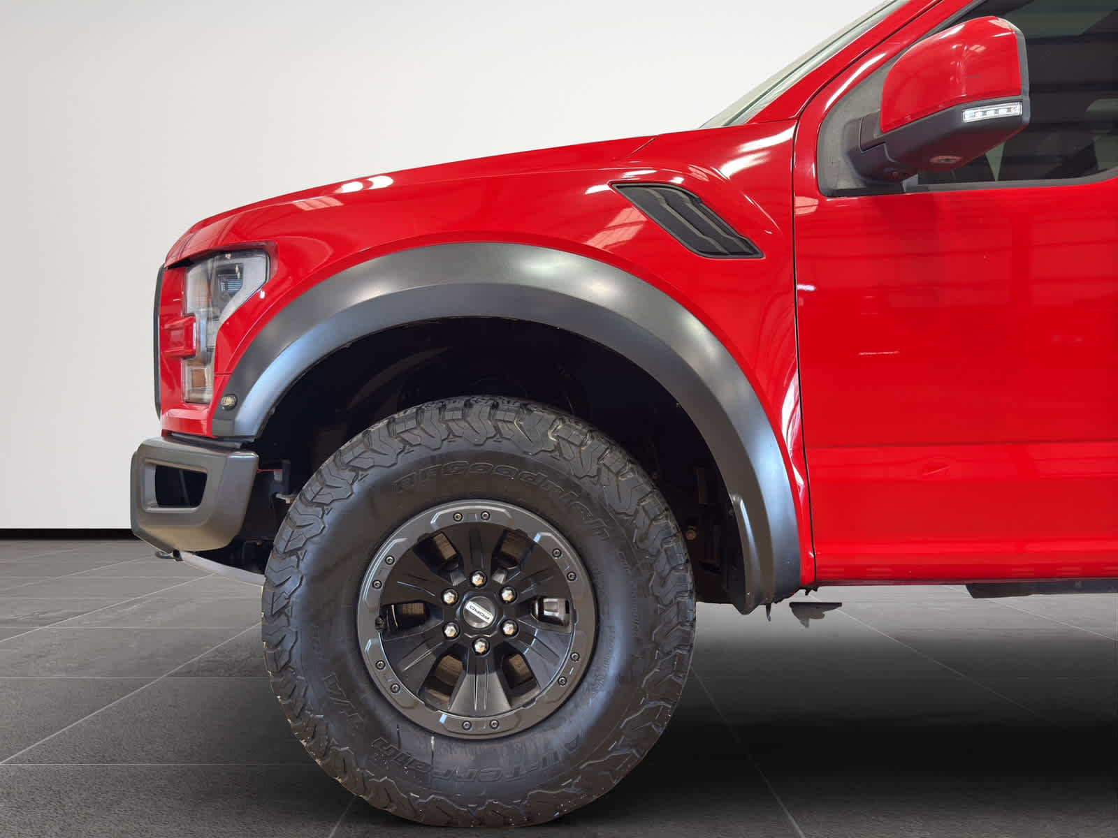 Used 2018 Ford F150 Raptor w/ Equipment Group 802A Luxury image 2