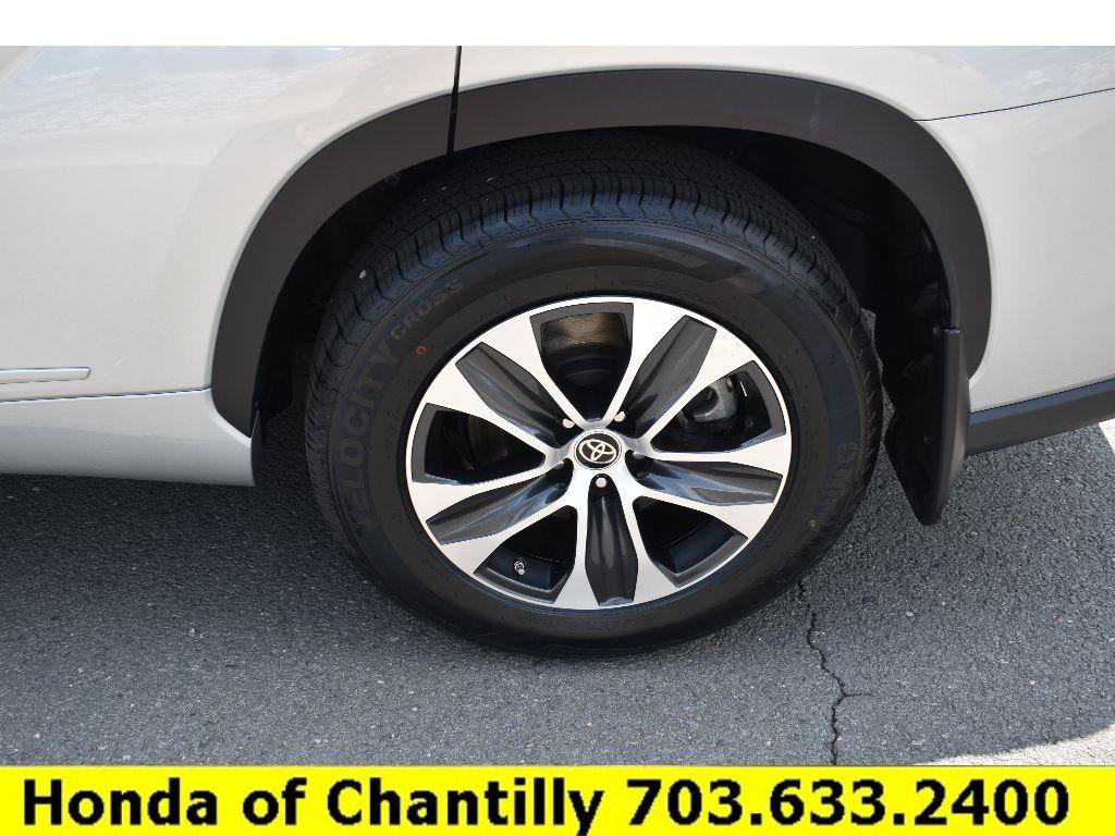 Used 2022 Toyota Highlander XLE AWD/4WD image 34