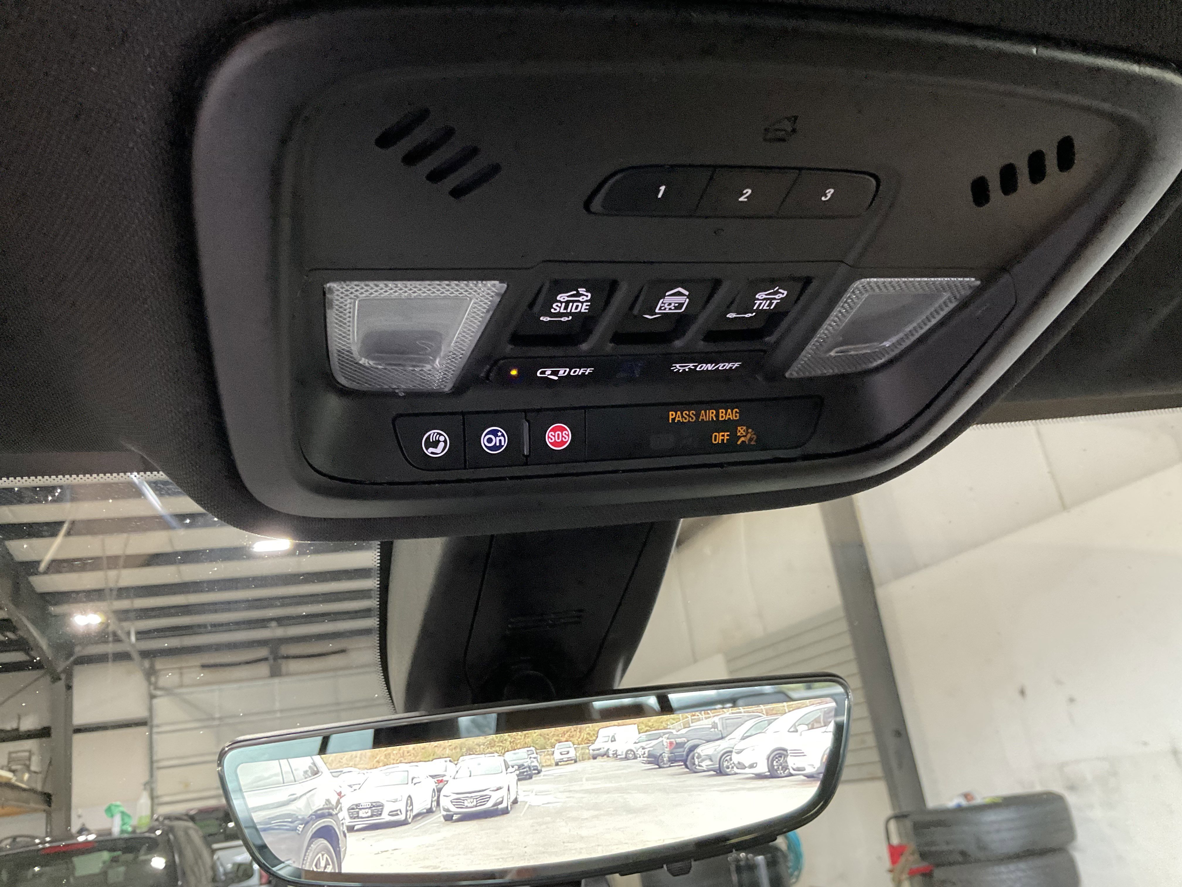 Used 2023 Chevrolet Traverse Premier image 37