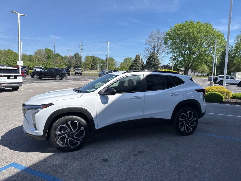 Used 2024 Chevrolet Trax RS w/ Driver Confidence Package FWD image 11