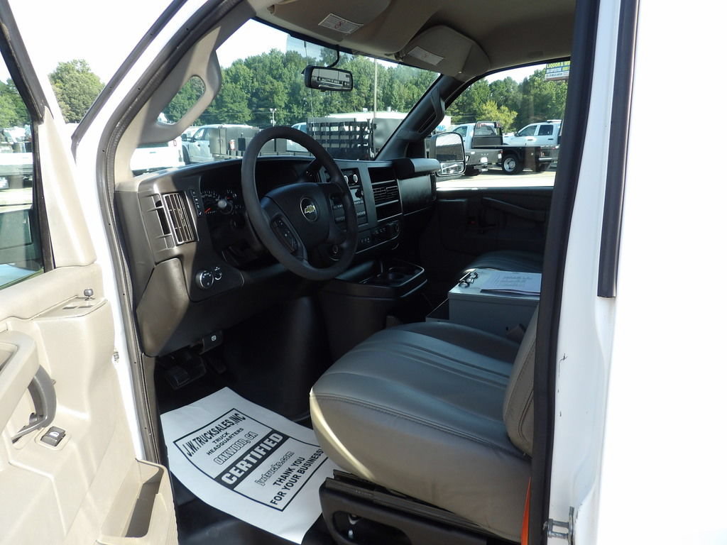 Used 2018 Chevrolet Express 2500 w/ Driver Convenience Package RWD image 16