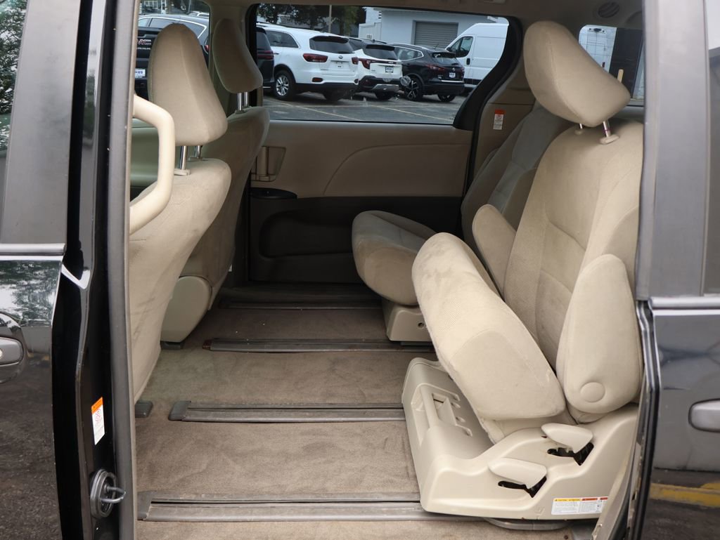 Used 2017 Toyota Sienna L FWD image 33