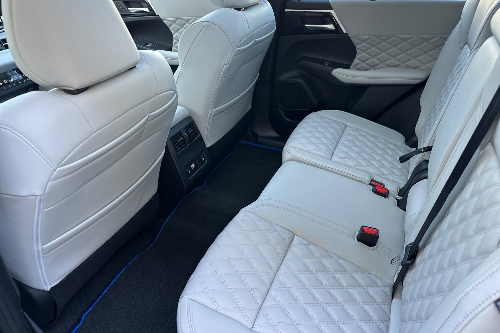 New 2025 Mitsubishi Outlander SEL image 11