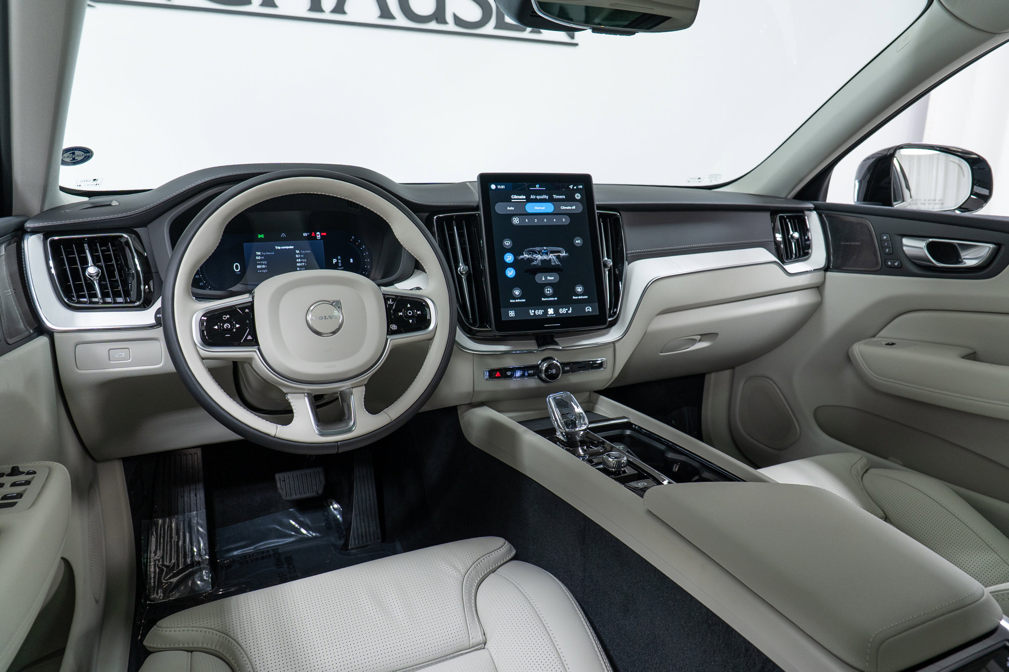 New 2026 Volvo XC60 B5 Ultra w/ Climate Package image 16
