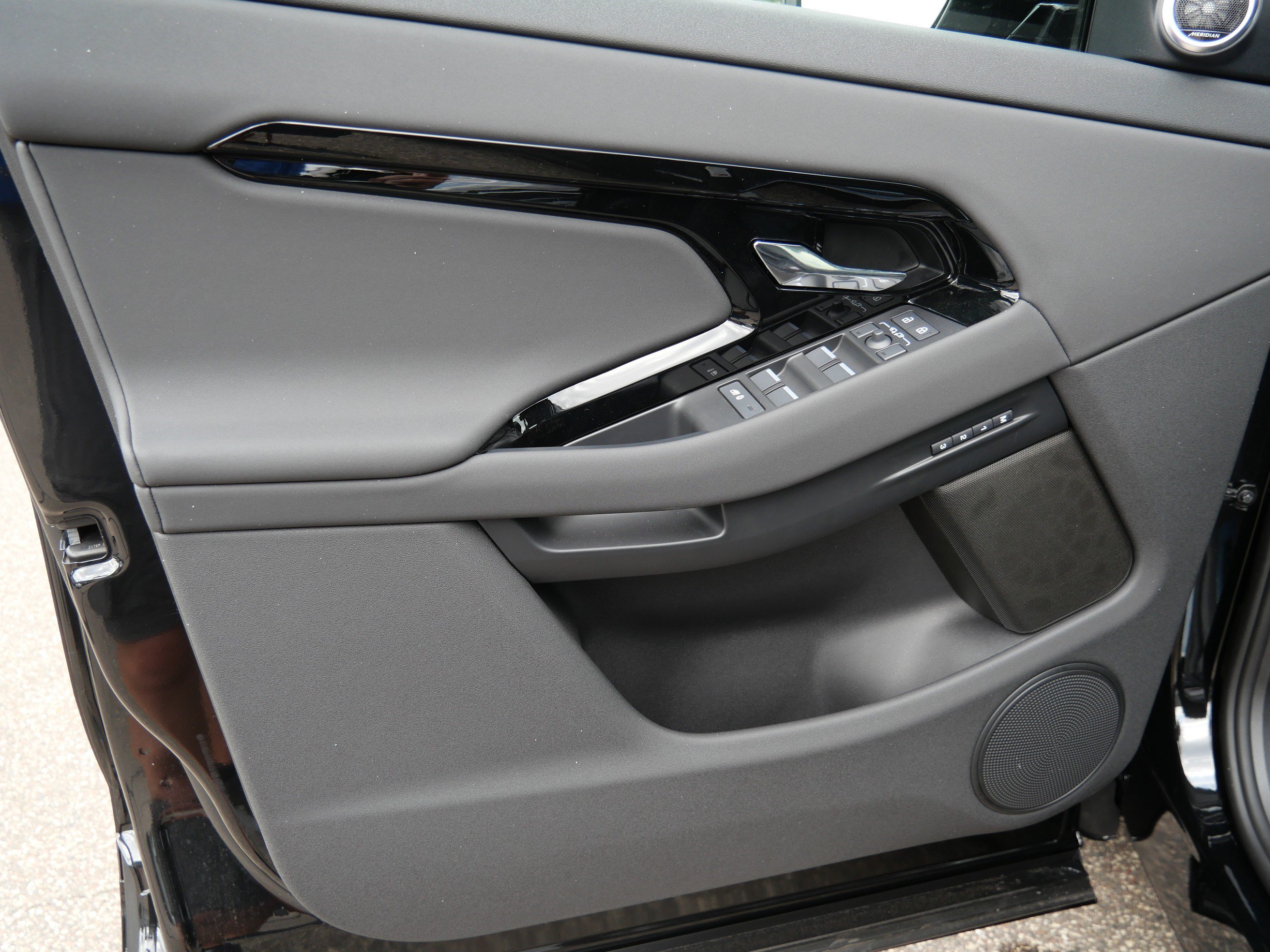 New 2026 Land Rover Range Rover Evoque Hoxton AWD/4WD image 4