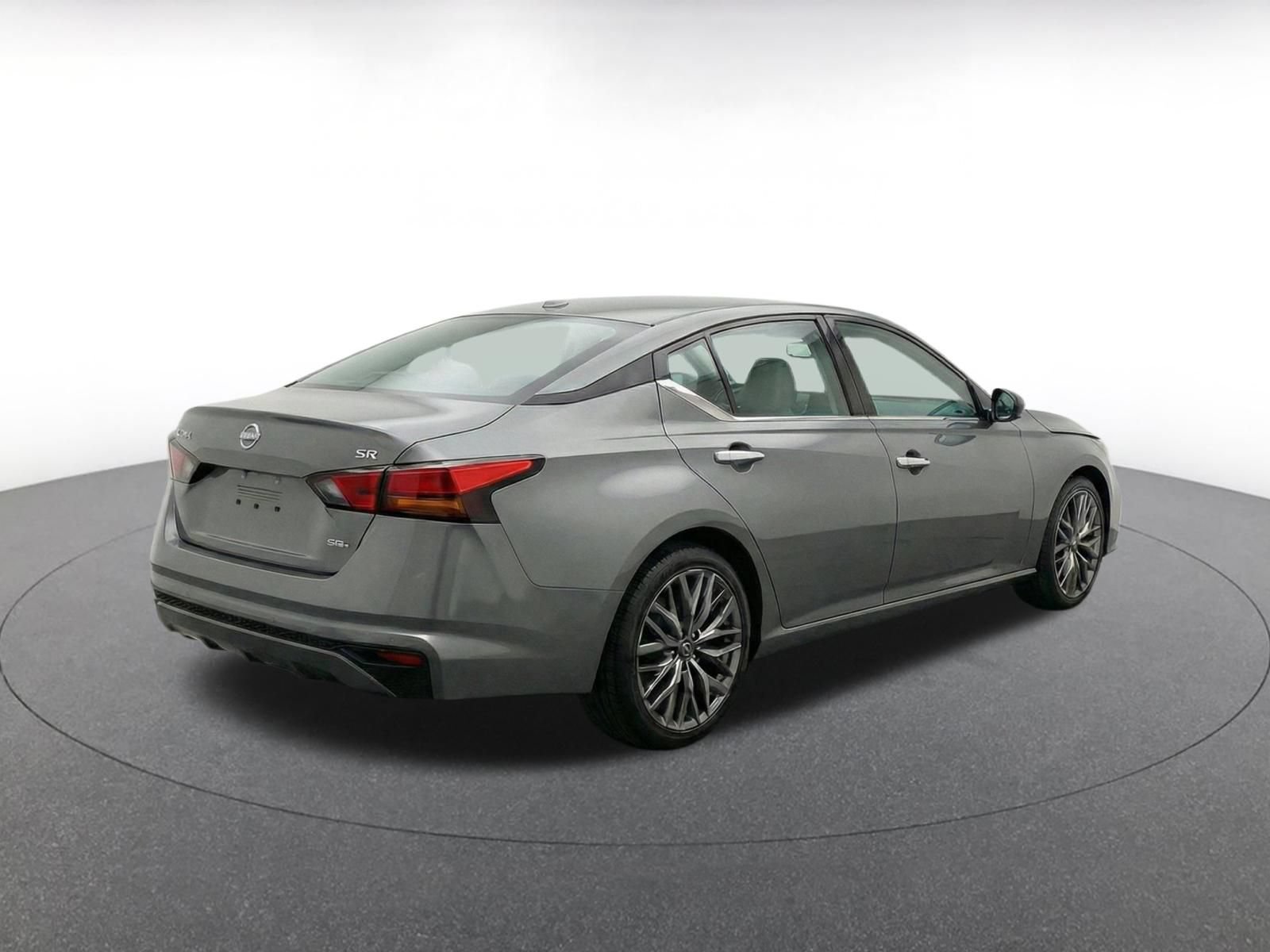 Used 2025 Nissan Altima 2.5 SV FWD image 9