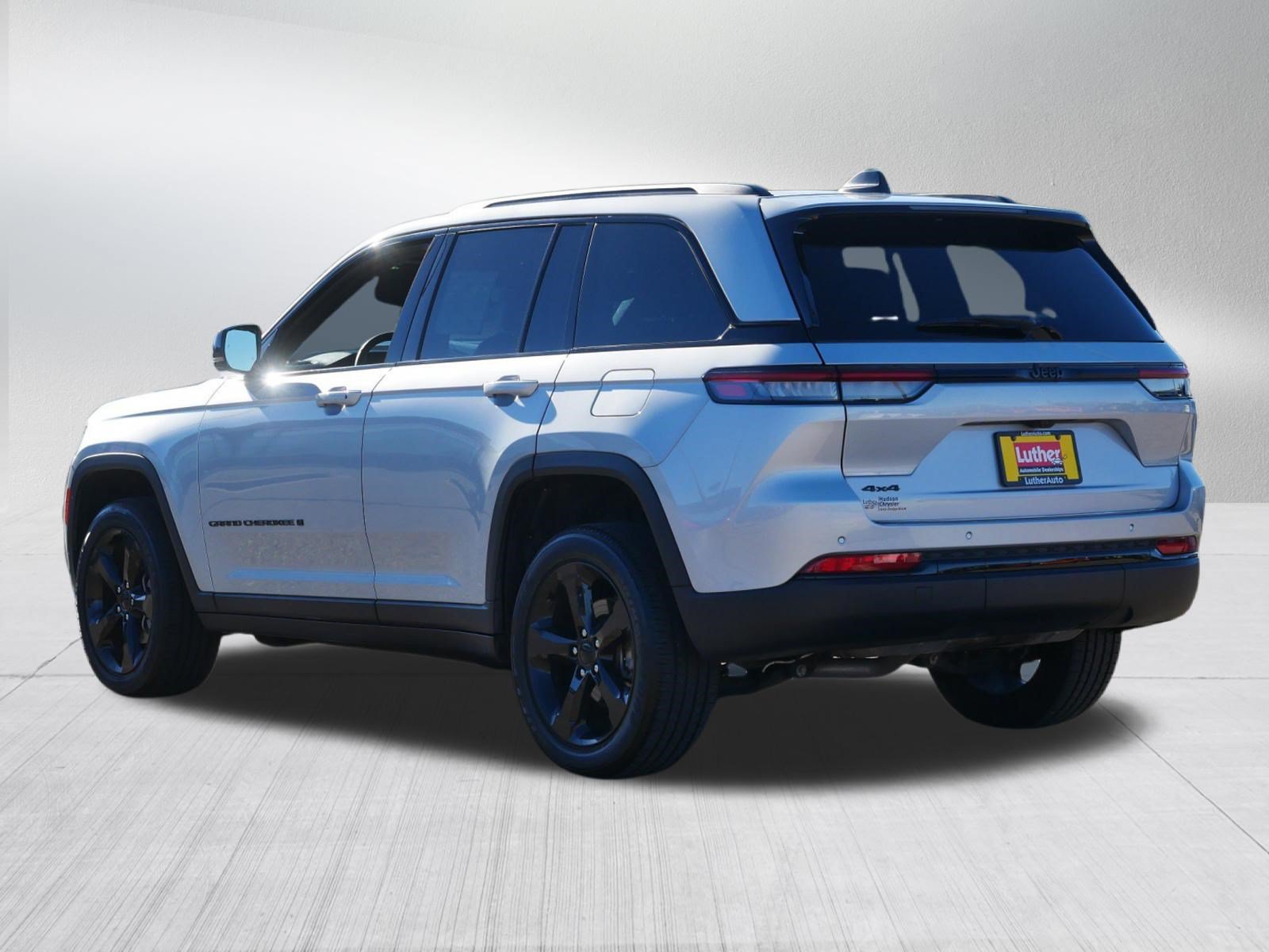 Used 2023 Jeep Grand Cherokee Altitude AWD/4WD image 5
