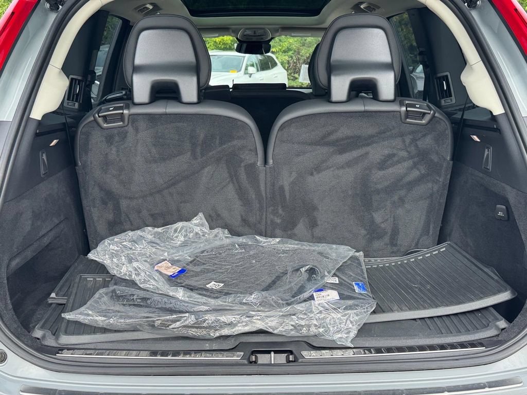Certified 2025 Volvo XC90 T8 Plus w/ Protection Package AWD/4WD image 5