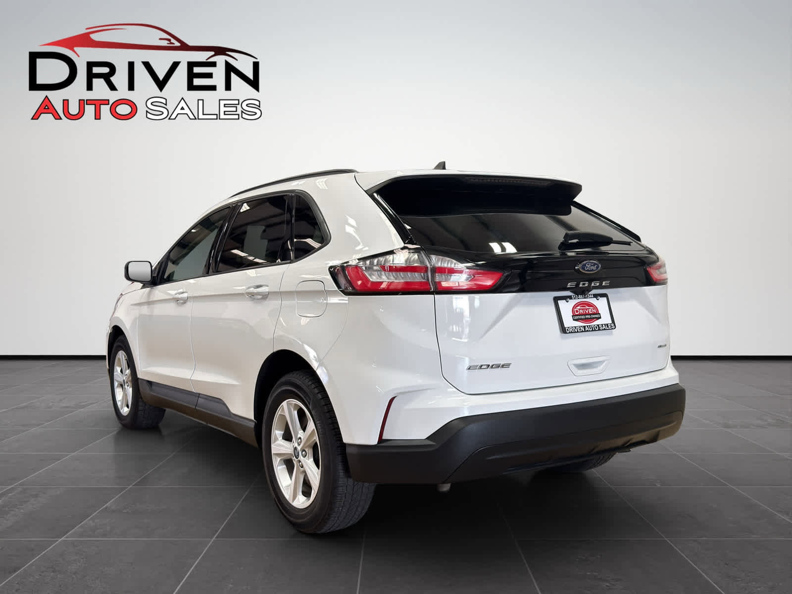 Used 2022 Ford Edge SE w/ Cargo Accessory Package image 3