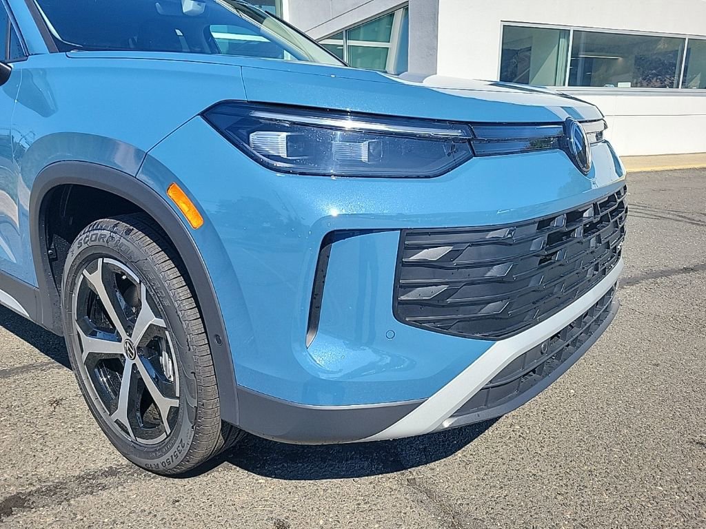 New 2025 Volkswagen Tiguan SE image 2