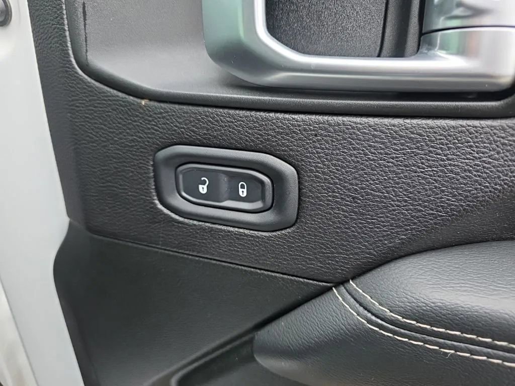 Used 2019 Jeep Wrangler Unlimited Sahara image 20