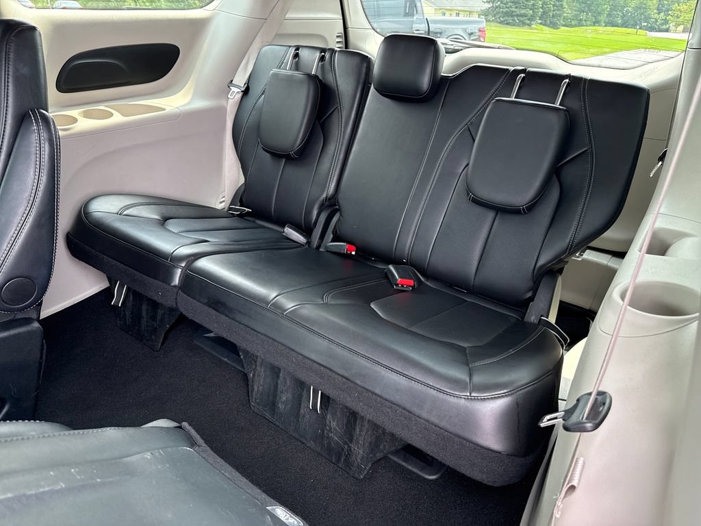 Used 2024 Chrysler Pacifica Touring-L FWD image 19