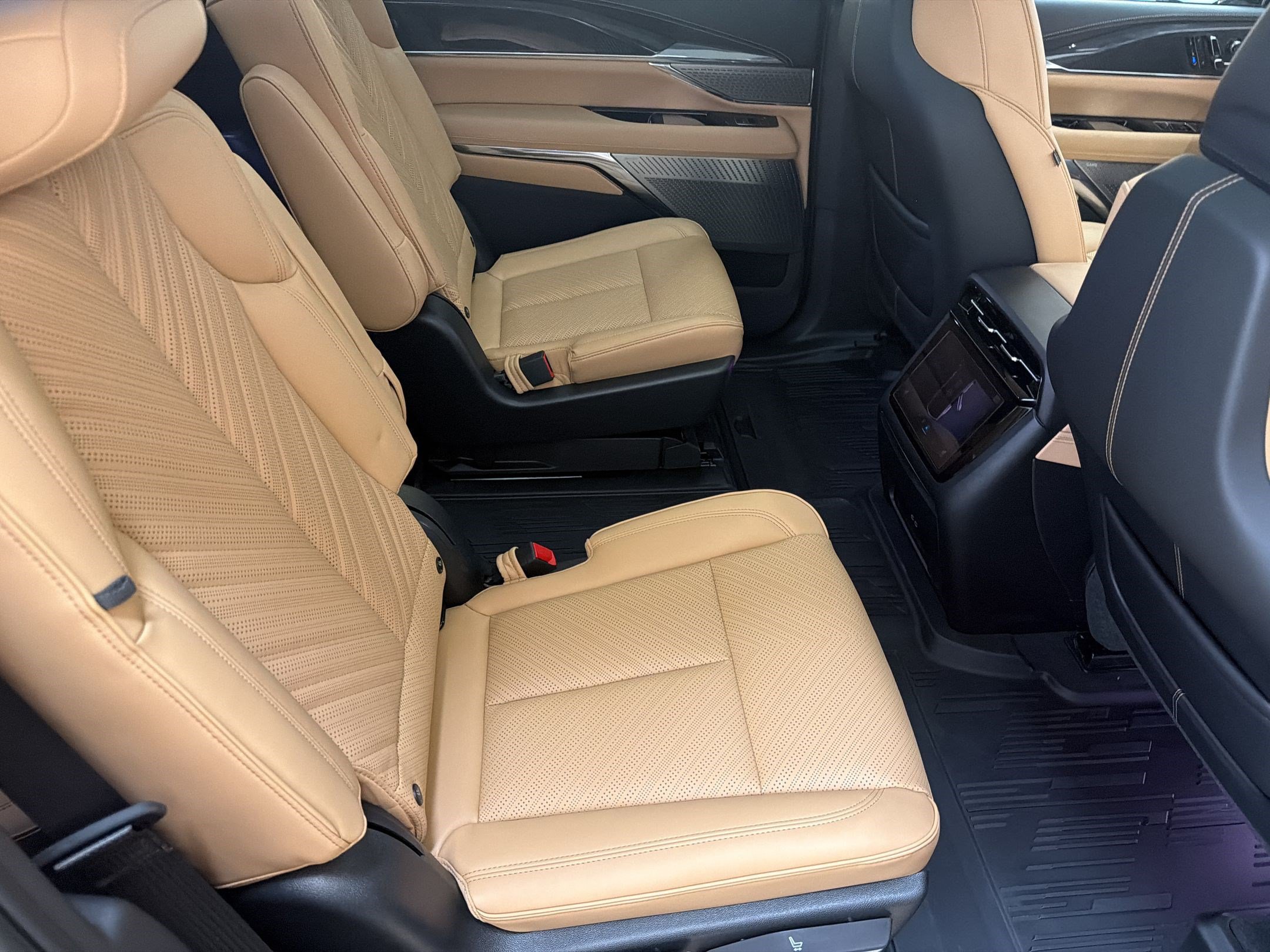 New 2026 Cadillac Escalade IQ Sport 2 w/ LPO, Floor Liner Package AWD/4WD image 28