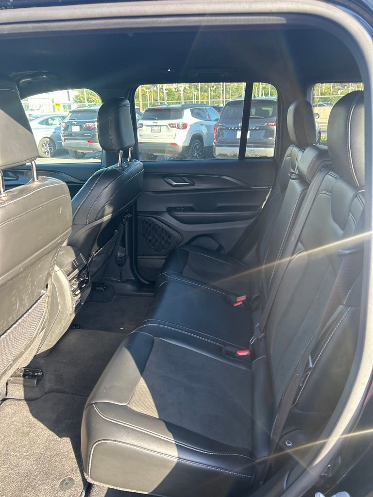 Used 2025 Jeep Grand Cherokee Altitude image 10