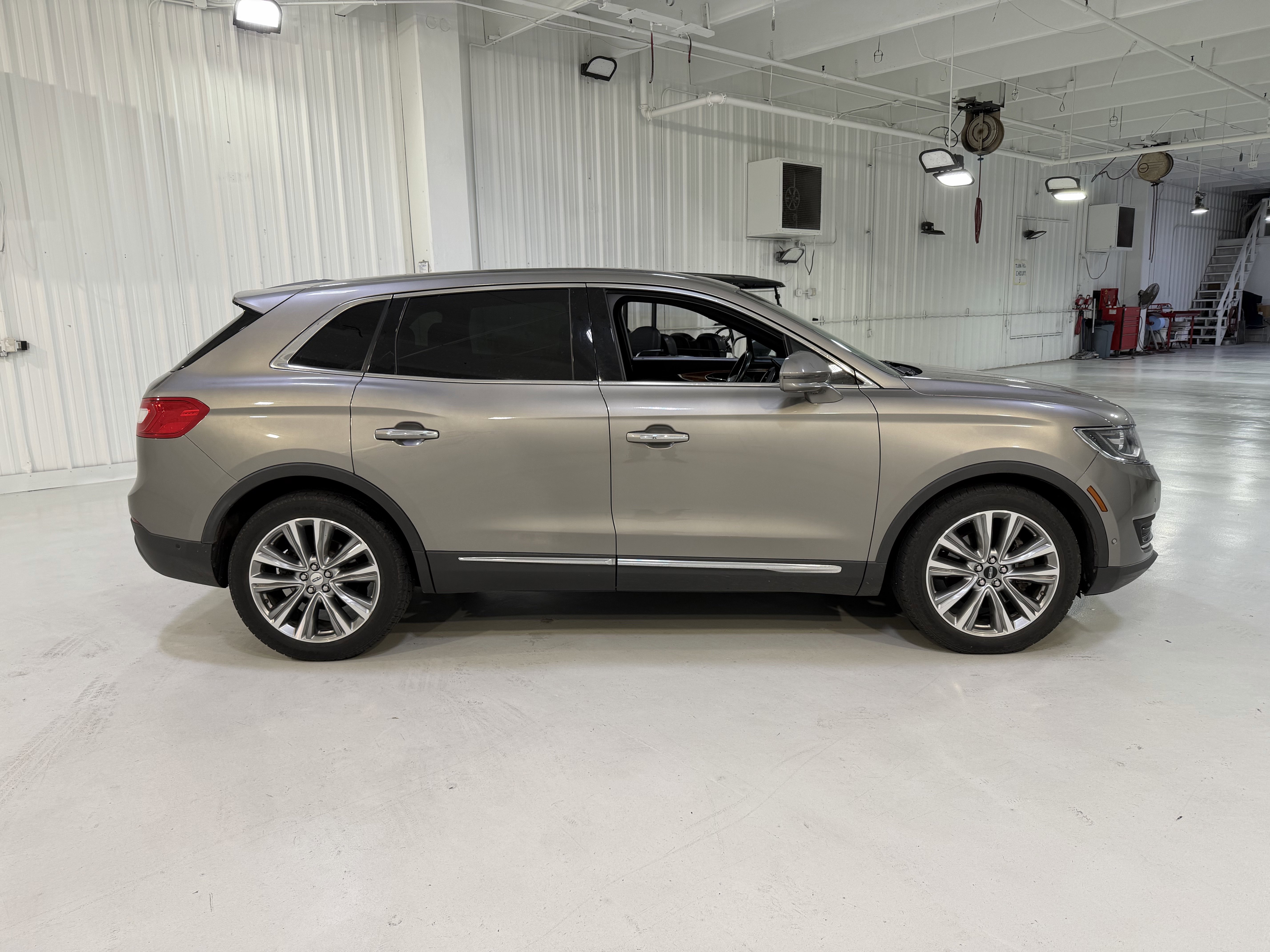 Used 2017 Lincoln MKX Reserve w/ Driver Assistance Package image 6