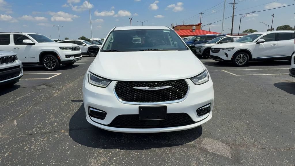 Used 2024 Chrysler Pacifica Touring-L FWD image 3